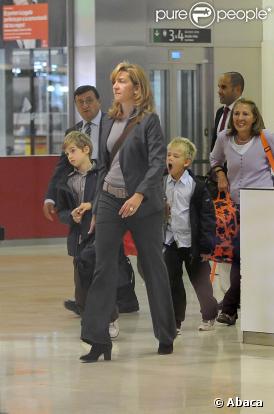 Cristina d'Espagne : une arrivée en famille à l'aéroport de Barcelone, le 26 octobre 2009