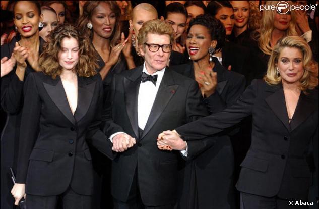 Yves Saint Laurent avec Laetitia Casta et Catherine Deneuve lors du dernier défilé du couturier en janvier 2002 