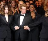 Yves Saint Laurent avec Laetitia Casta et Catherine Deneuve lors du dernier défilé du couturier en janvier 2002 
