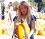 Paris Hilton choisit une belle citrouille pour Halloween chez Mr. Bones Pumpkin Patch à Beverly Hills, le 28 octobre 2009