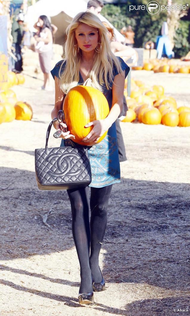 Paris Hilton choisit une belle citrouille pour Halloween chez Mr. Bones Pumpkin Patch à Beverly Hills, le 28 octobre 2009