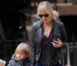 Michelle Williams en balade dans les rue de New York avec sa fille Matilda, le 29 octobre 2009.