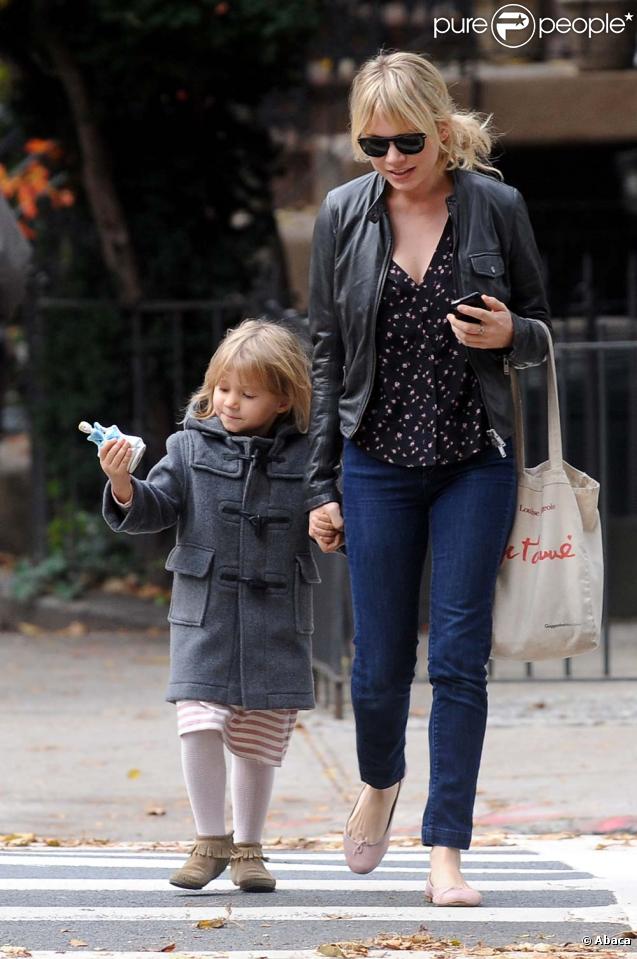 Michelle Williams en balade dans les rue de New York avec sa fille Matilda, le 29 octobre 2009.
