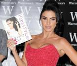 Katie Price, accompagnée par ses enfants, dédicace son livre dans un centre commercial près de Londres, le 29 octobre 2009.