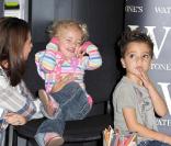 Katie Price, accompagnée par ses enfants, dédicace son livre dans un centre commercial près de Londres, le 29 octobre 2009.