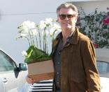 Pierce Brosnan achète des fleurs pour sa femme (30 octobre 2009, Malibu)
