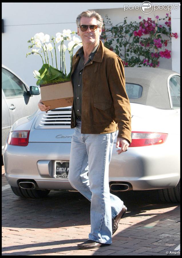 Pierce Brosnan achète des fleurs pour sa femme (30 octobre 2009, Malibu)