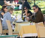 Pierce Brosnan déjeune en charmate compagnie (30 octobre 2009, Malibu)