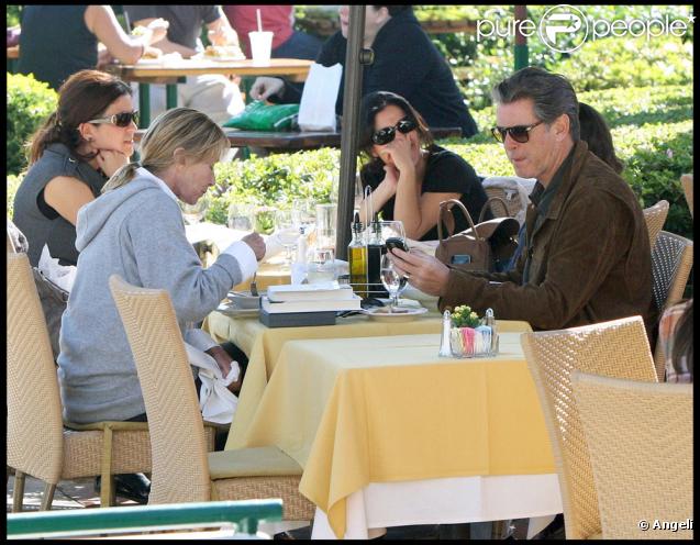 Pierce Brosnan déjeune en charmate compagnie (30 octobre 2009, Malibu)