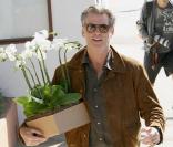 Pierce Brosnan achète des fleurs pour sa femme (30 octobre 2009, Malibu)