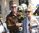 Pierce Brosnan et une amie (30 octobre 2009, Malibu)