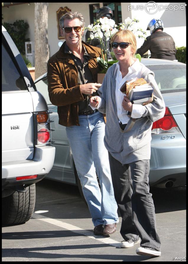 Pierce Brosnan et une amie (30 octobre 2009, Malibu)