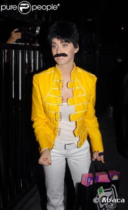 Katy Perry wants to break free.. habillée en Freddy Mercury !