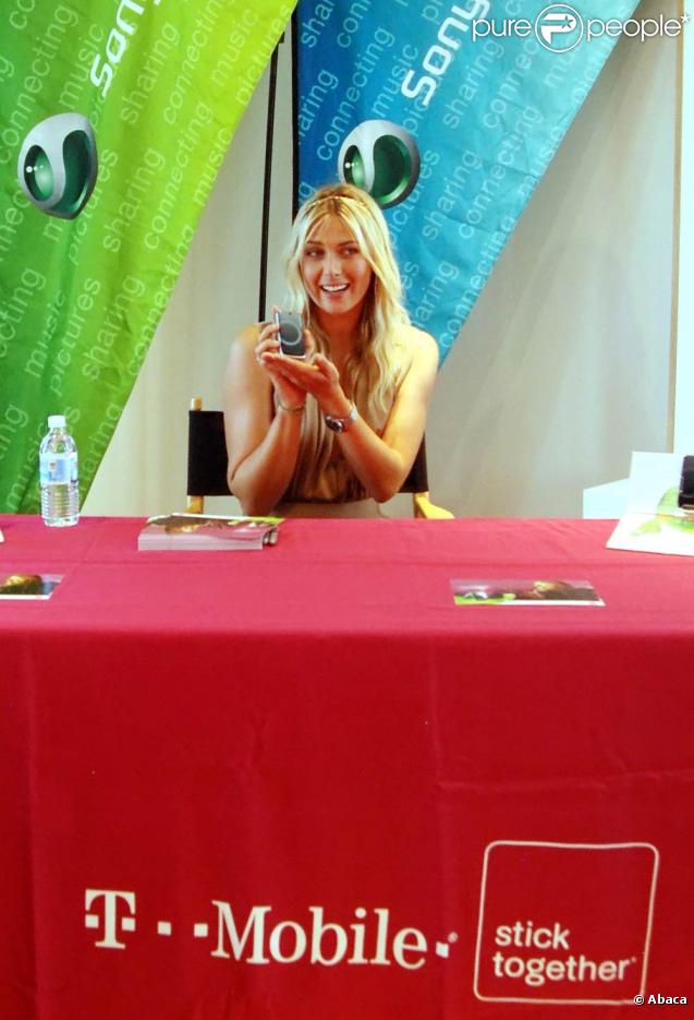 La belle Maria Sharapova, à l'occasion de l'inauguration de la boutique T-Mobile de Canoga Park et le lancement du nouveau Sony Ericsson Equinox, à Santa Monica, en Californie, le 31 octobre 2009.