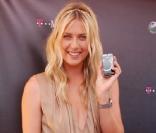 La belle Maria Sharapova, à l'occasion de l'inauguration de la boutique T-Mobile de Canoga Park et le lancement du nouveau Sony Ericsson Equinox, à Santa Monica, en Californie, le 31 octobre 2009.