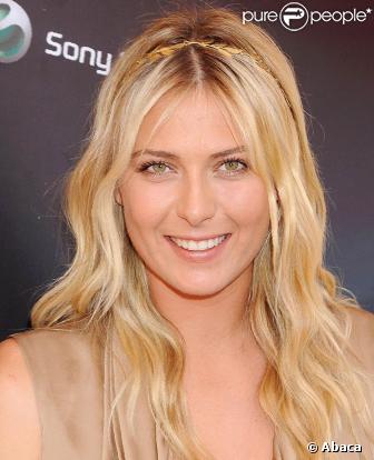 La belle Maria Sharapova, à l'occasion de l'inauguration de la boutique T-Mobile de Canoga Park et le lancement du nouveau Sony Ericsson Equinox, à Santa Monica, en Californie, le 31 octobre 2009.