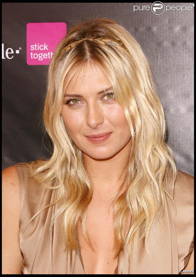 La belle Maria Sharapova, à l'occasion de l'inauguration de la boutique T-Mobile de Canoga Park et le lancement du nouveau Sony Ericsson Equinox, à Santa Monica, en Californie, le 31 octobre 2009.