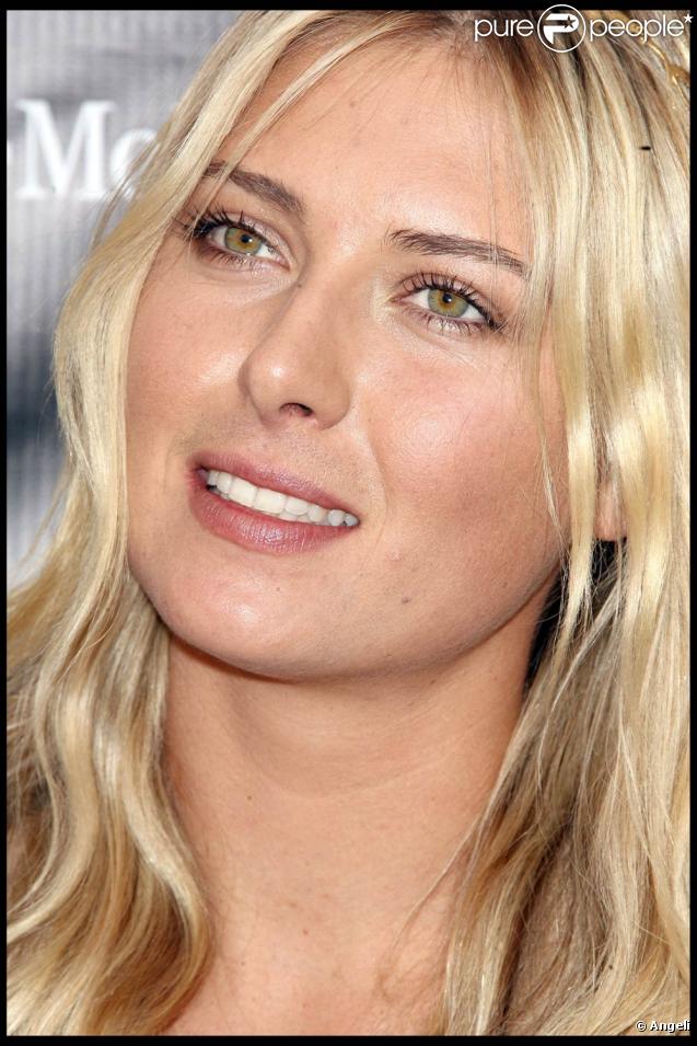 La belle Maria Sharapova, à l'occasion de l'inauguration de la boutique T-Mobile de Canoga Park et le lancement du nouveau Sony Ericsson Equinox, à Santa Monica, en Californie, le 31 octobre 2009.