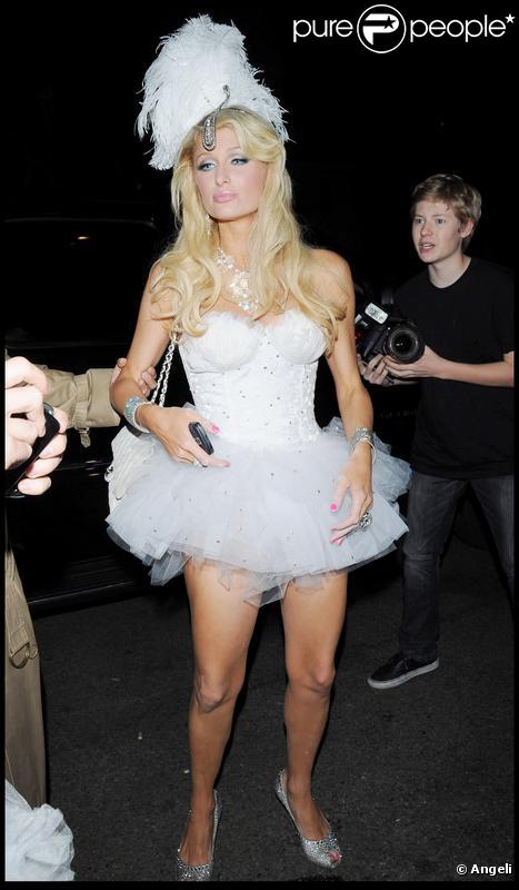 Paris Hilton se rend à une soirée pour Halloween le 31 octobre 2009 à Hollywood