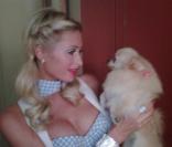 Paris Hilton déguisée en Dorothy avec le chien Todo à l'occasion d'Halloween le 31 octobre 2009 avant de se rendre au Jimmy Kimmel Show