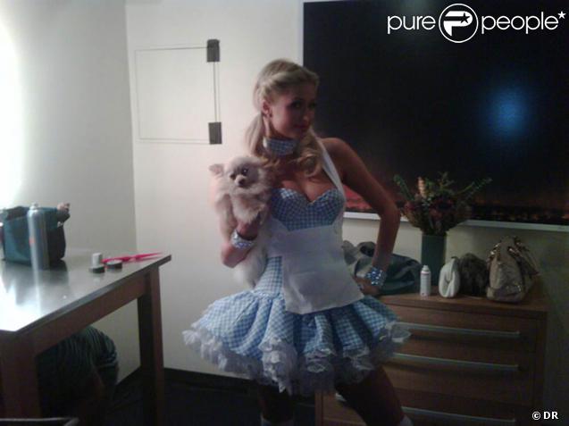 Paris Hilton déguisée en Dorothy avec le chien Todo à l'occasion d'Halloween le 31 octobre 2009 avant de se rendre au Jimmy Kimmel Show
