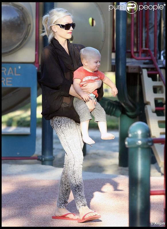 Gwen Stefani dans un parc de Los Angeles, avec ses enfants, le 1er novembre 2009