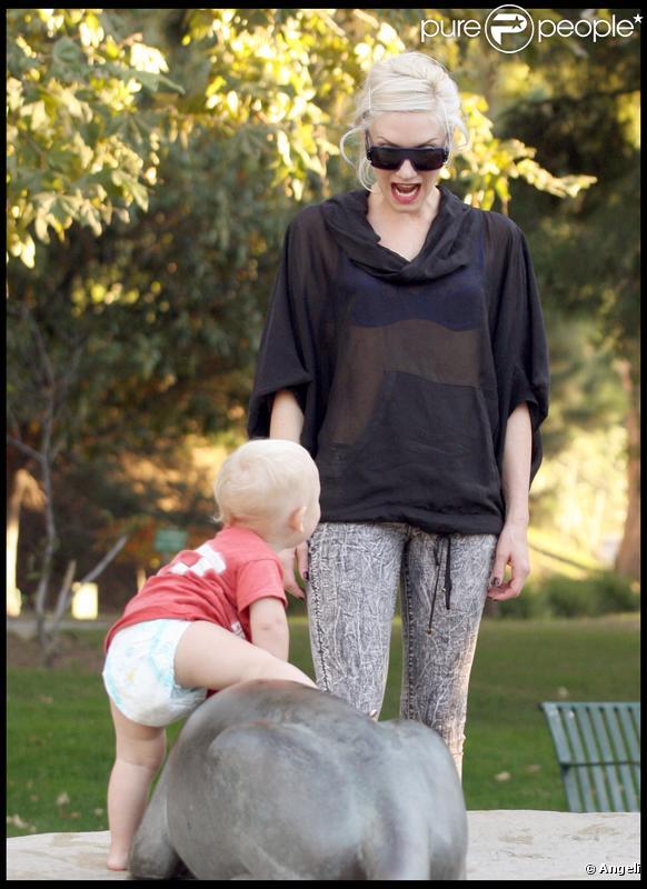 Gwen Stefani dans un parc de Los Angeles, avec ses enfants, le 1er novembre 2009