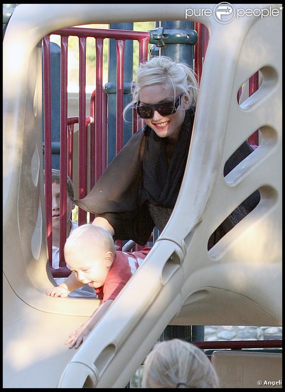 Gwen Stefani dans un parc de Los Angeles, avec ses enfants, le 1er novembre 2009