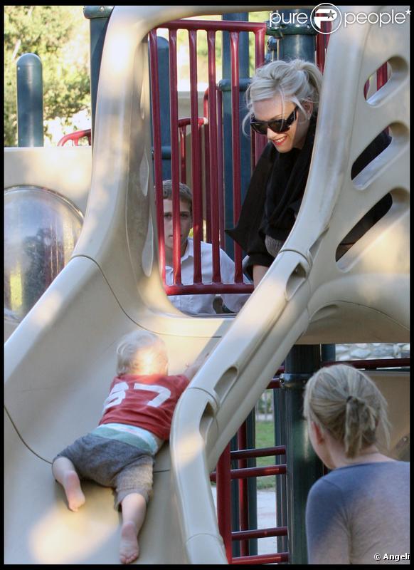 Gwen Stefani dans un parc de Los Angeles, avec ses enfants, le 1er novembre 2009