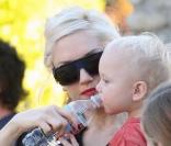 Gwen Stefani dans un parc de Los Angeles, avec ses enfants, le 1er novembre 2009