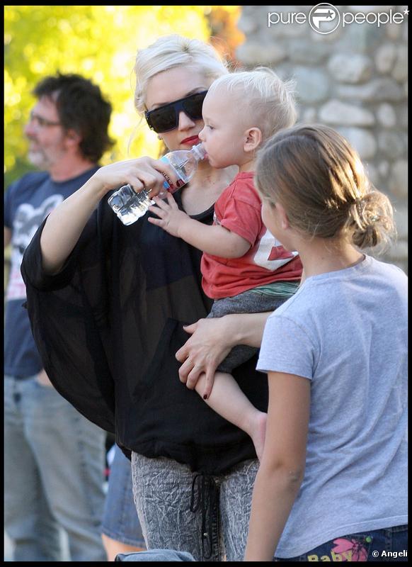 Gwen Stefani dans un parc de Los Angeles, avec ses enfants, le 1er novembre 2009