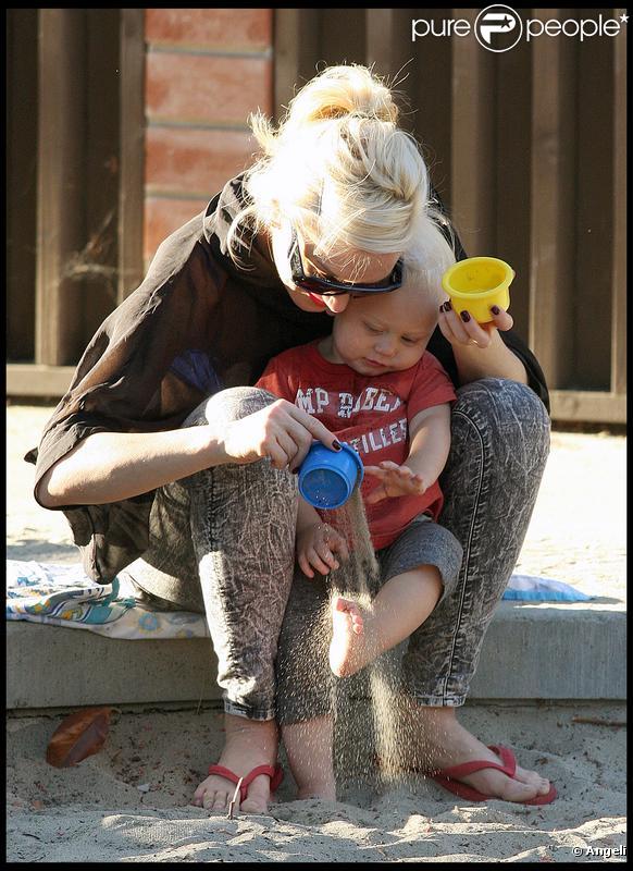 Gwen Stefani dans un parc de Los Angeles, avec ses enfants, le 1er novembre 2009