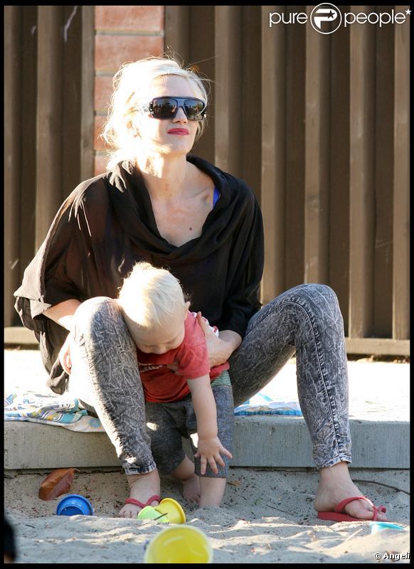 Gwen Stefani dans un parc de Los Angeles, avec ses enfants, le 1er novembre 2009