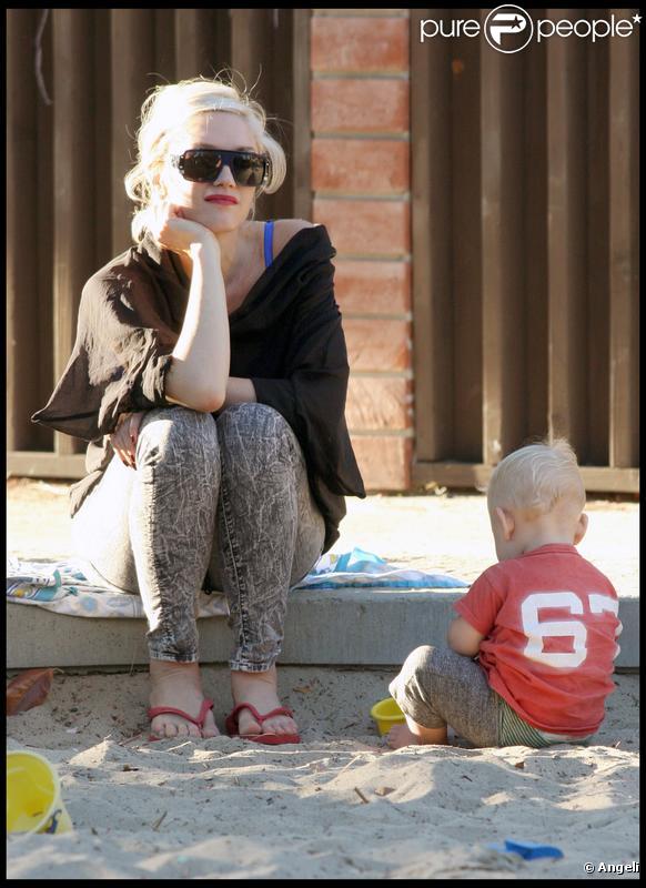 Gwen Stefani dans un parc de Los Angeles, avec ses enfants, le 1er novembre 2009