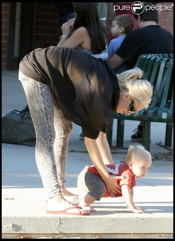 Gwen Stefani dans un parc de Los Angeles, avec ses enfants, le 1er novembre 2009