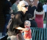 Gwen Stefani dans un parc de Los Angeles, avec ses enfants, le 1er novembre 2009