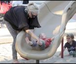 Gwen Stefani dans un parc de Los Angeles, avec ses enfants, le 1er novembre 2009