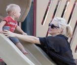 Gwen Stefani dans un parc de Los Angeles, avec ses enfants, le 1er novembre 2009