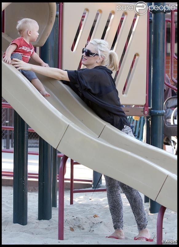 Gwen Stefani dans un parc de Los Angeles, avec ses enfants, le 1er novembre 2009