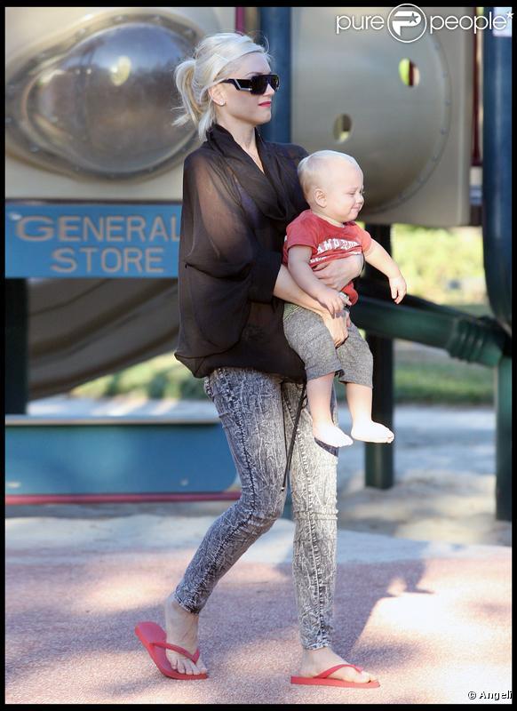 Gwen Stefani dans un parc de Los Angeles, avec ses enfants, le 1er novembre 2009