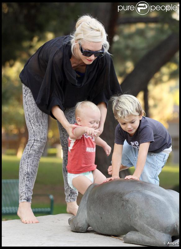 Gwen Stefani dans un parc de Los Angeles, avec ses enfants, le 1er novembre 2009