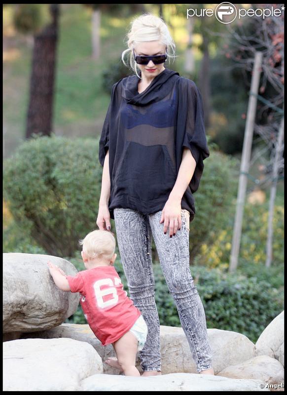 Gwen Stefani dans un parc de Los Angeles, avec ses enfants, le 1er novembre 2009