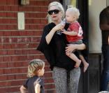 Gwen Stefani dans un parc de Los Angeles, avec ses enfants, le 1er novembre 2009