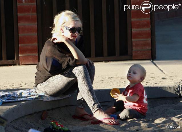 Gwen Stefani dans un parc de Los Angeles, avec ses enfants, le 1er novembre 2009