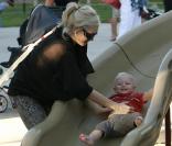Gwen Stefani dans un parc de Los Angeles, avec ses enfants, le 1er novembre 2009
