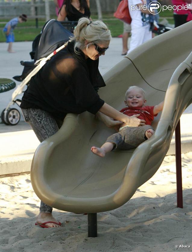 Gwen Stefani dans un parc de Los Angeles, avec ses enfants, le 1er novembre 2009