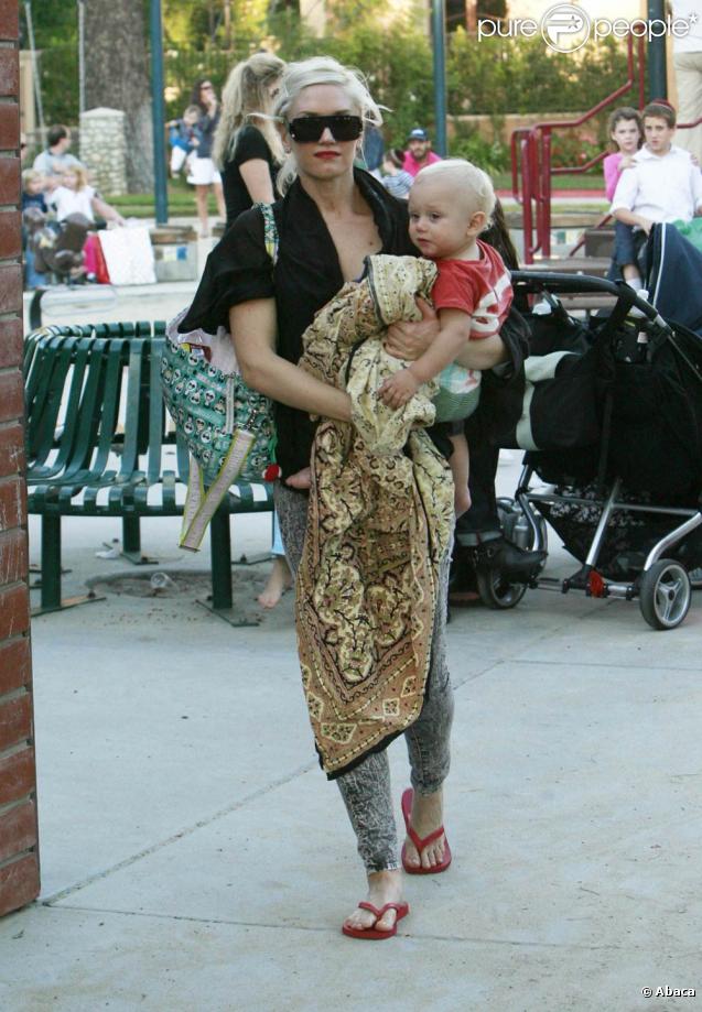 Gwen Stefani dans un parc de Los Angeles, avec ses enfants, le 1er novembre 2009