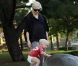Gwen Stefani dans un parc de Los Angeles, avec ses enfants, le 1er novembre 2009