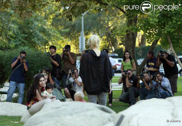Gwen Stefani dans un parc de Los Angeles, avec ses enfants, le 1er novembre 2009
