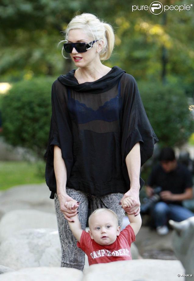 Gwen Stefani dans un parc de Los Angeles, avec ses enfants, le 1er novembre 2009